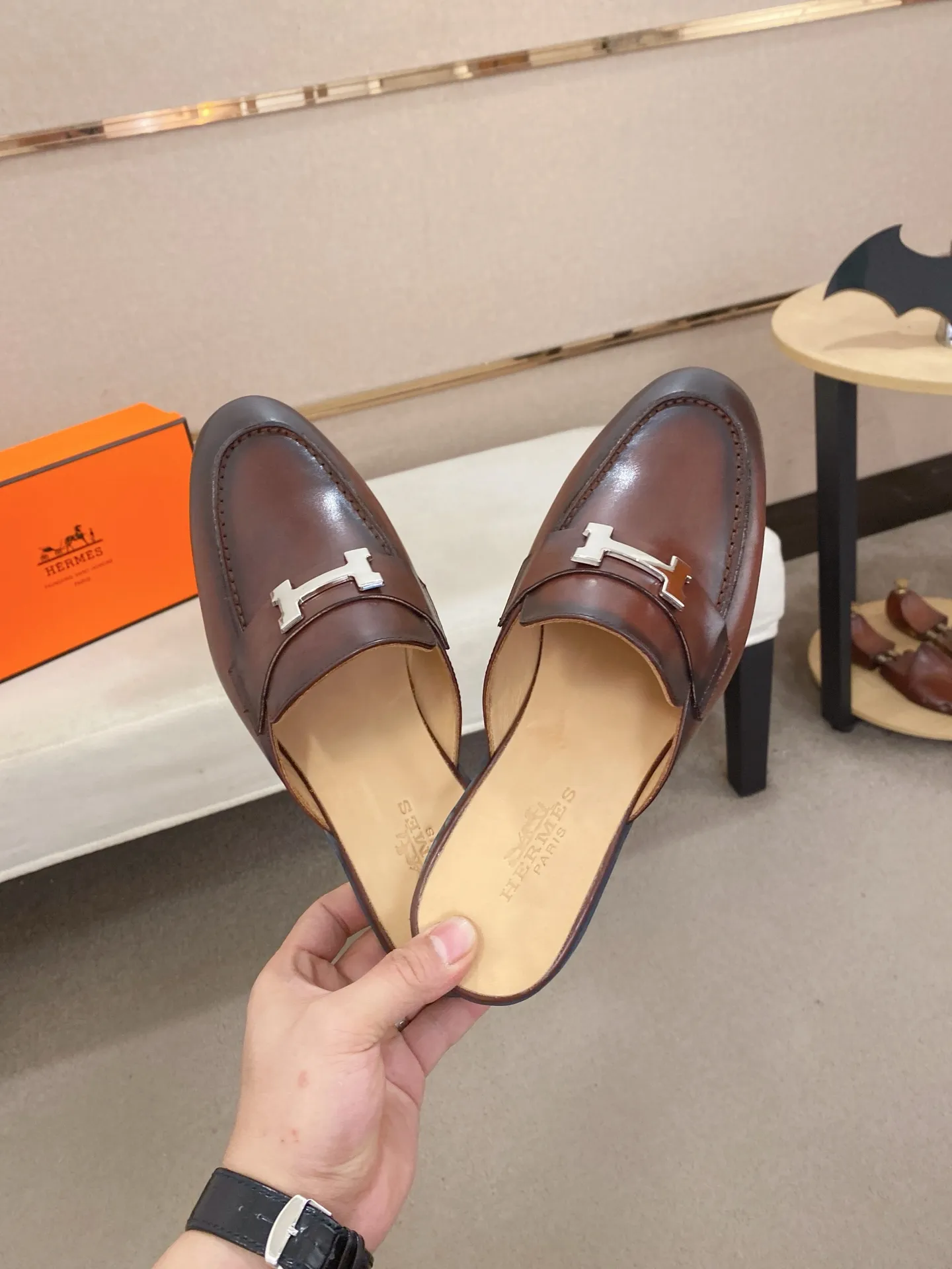Men's clothing and shoes💰: 500💰《HERMES》【Classic original single version】Hermès half-drag; top 🔝purchasing agent🔍🔍 latest 🇺🇸 counter sale simultaneously, original ▲▲cowhide imported from Italy ▲▲Exquisite workmanship (Italian 🇮🇹Imported water-dyed 🐂cowhide lining) sole: original sole provided by the original factory, ⚠️exclusive double-layer activity·TPR·rubber·combined molded outsole; Yardage: 38-44. Can be customized45